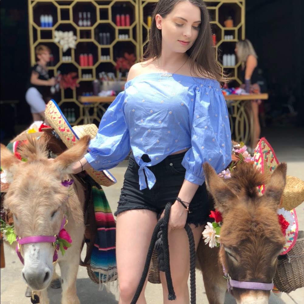 3 FASHION TOPS🥰 - Picture 6 of 6